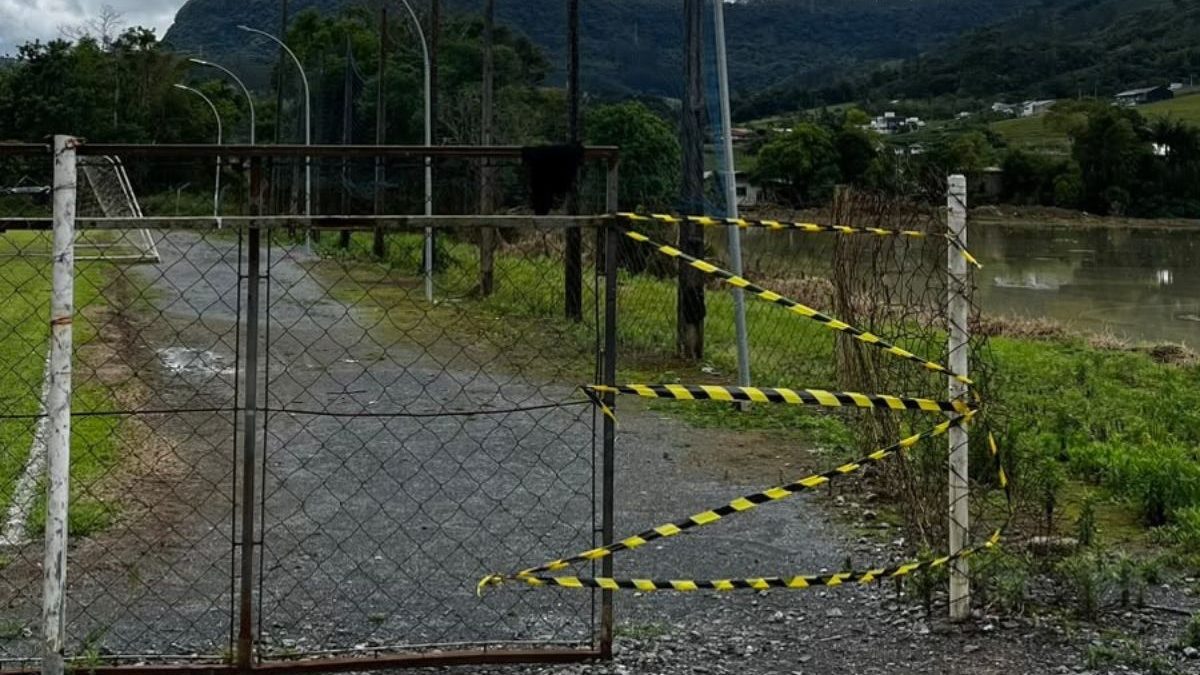 Crianças sofrem choque elétrico enquanto jogavam futebol em campo comunitário e são socorridas em SC