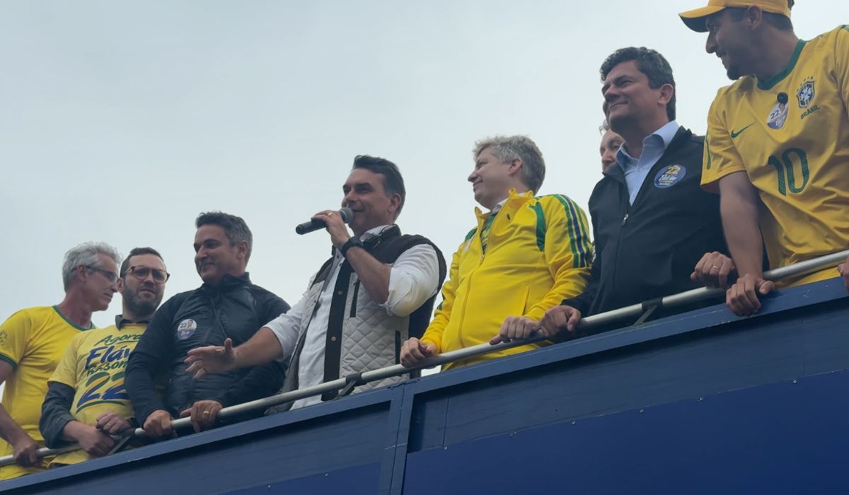 Flávio Bolsonaro visitou o bairro Sarandi nesta quarta-feira ao lado de políticos da região Sul.