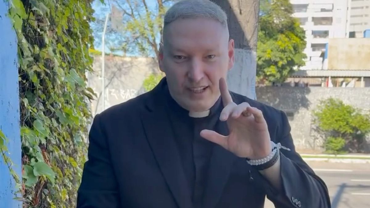 Padre Marcelo Rossi fez o “L”? Gesto antes de votar agita redes sociais e religioso solta: ‘Nem minha mãe sabe pra quem eu vou votar’