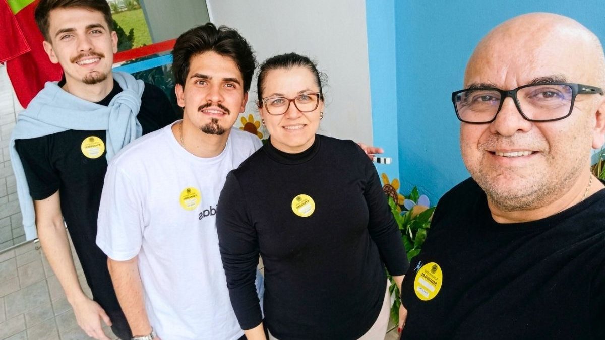 Pai, mãe e dois filhos trabalham juntos como mesários e mantêm tradição de 30 anos em SC: ‘Trabalhar em prol da democracia’