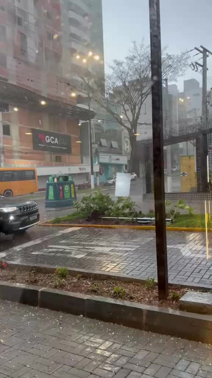 Fortes ventos de até 86,3 km/h arrancam estruturas metálicas em SC durante Super El Niño 5