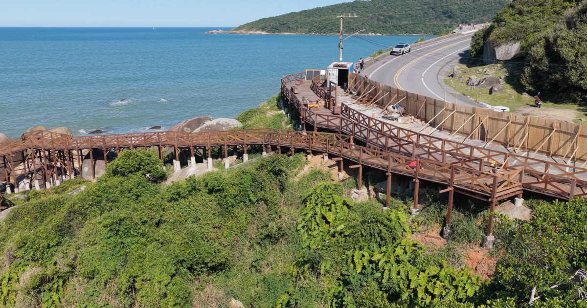 Com investimento de R$ 868 mil, passarela de 400 metros deve ficar pronto antes do verão em praia paradisíaca de Balneário Camboriú