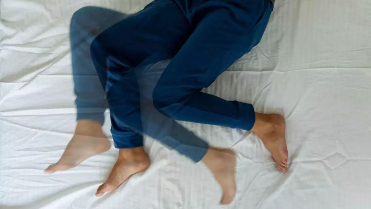 Sente uma vontade incontrolável de mexer as pernas? Entenda as possíveis causas, quem mais sofre e como tratar