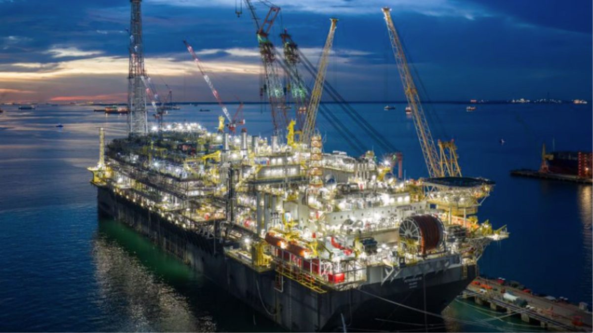 Plataforma gigante da Petrobras de 345,3 m de comprimento, 60 m de largura e 100 mil toneladas atravessa 2 oceanos rumo ao pré-sal no Brasil