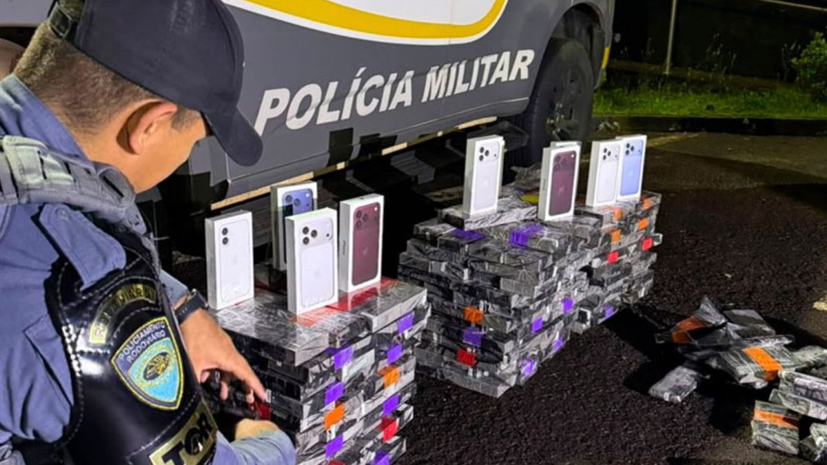 PM suspeita de caminhão carregado de trigo em rodovia, mas ao baterem nas paredes do baú dão de cara com R$ 3 milhões em mercadorias