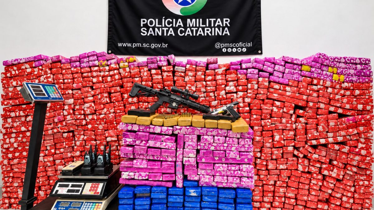 Polícia apreende uma tonelada de maconha, um fuzil e uma pistola durante operação que terminou na prisão de um homem em SC