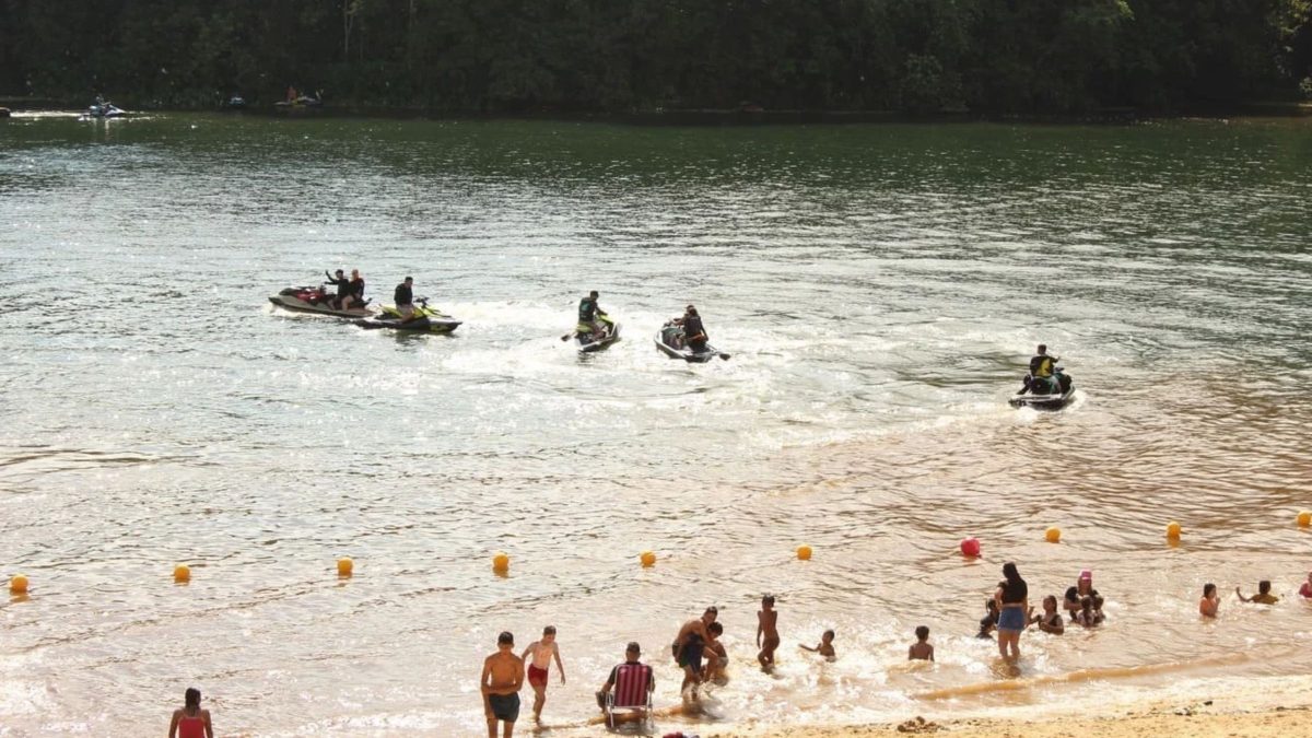 Praia no Rio Uruguai vira ‘arena de velocidade’ entre SC e RS