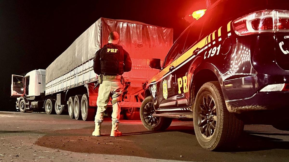 Caminhoneiro de 47 anos fica nervoso ao ser parado pela PRF e cheiro na carroceria revela carga criminosa de 1,1 tonelada
