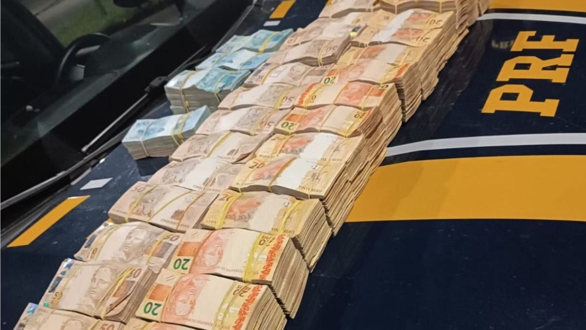 Motorista aceita levar mala com R$ 870 mil para entregar em shopping, mas viagem termina com apreensão pela PRF