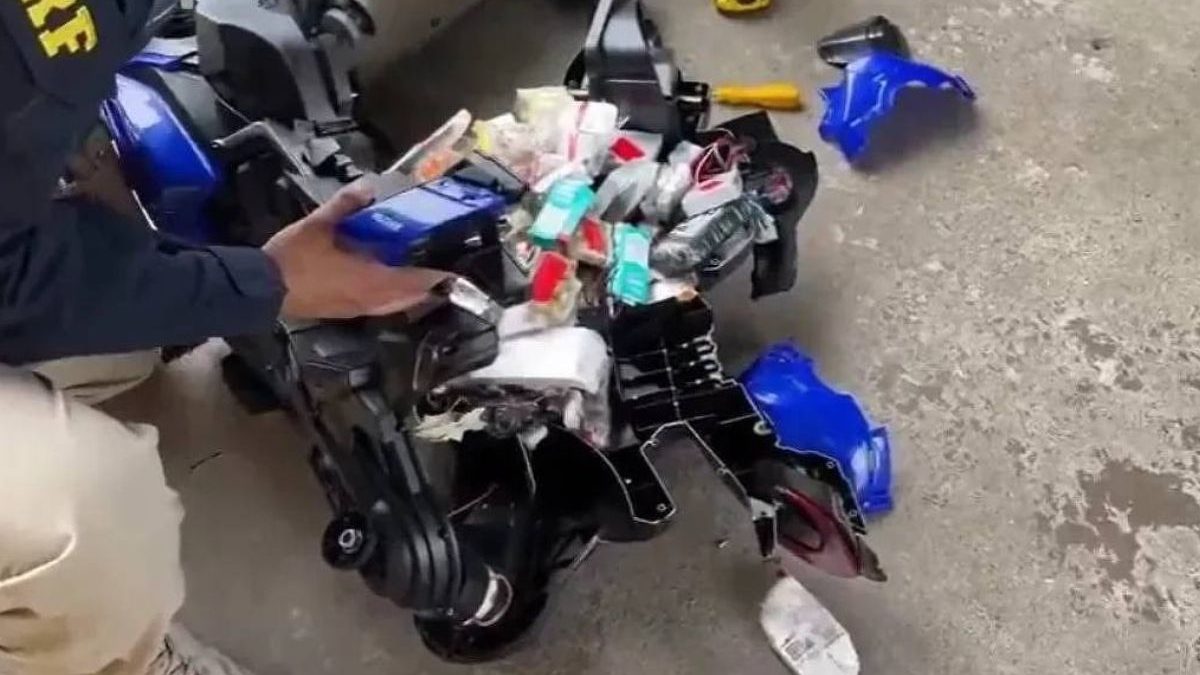 PRF encontra moto elétrica infantil dentro de mala em ônibus, mas peso muito acima do normal revela carga escondida no brinquedo