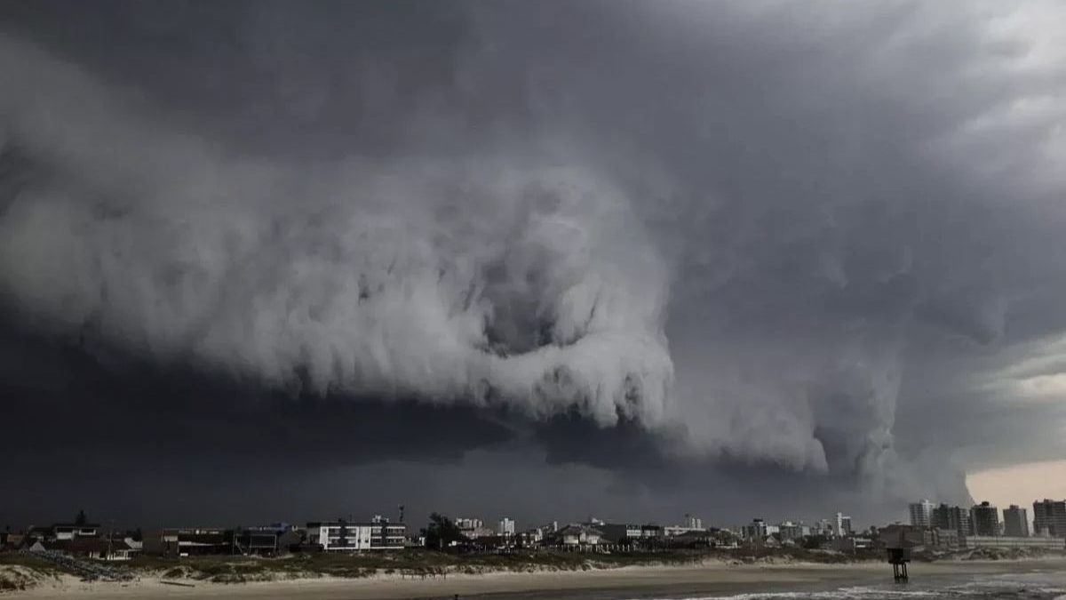 Primeiro ciclone coloca 7 estados em alerta para temporais, granizo e ventos de 100 km/h nas próximas horas; veja a rota do sistema