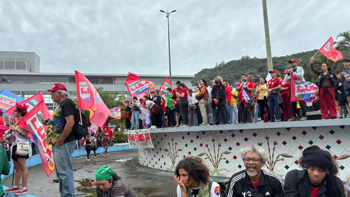 Debaixo de chuva e às vésperas do 2º turno, apoiadores de Lula vão às ruas em Florianópolis