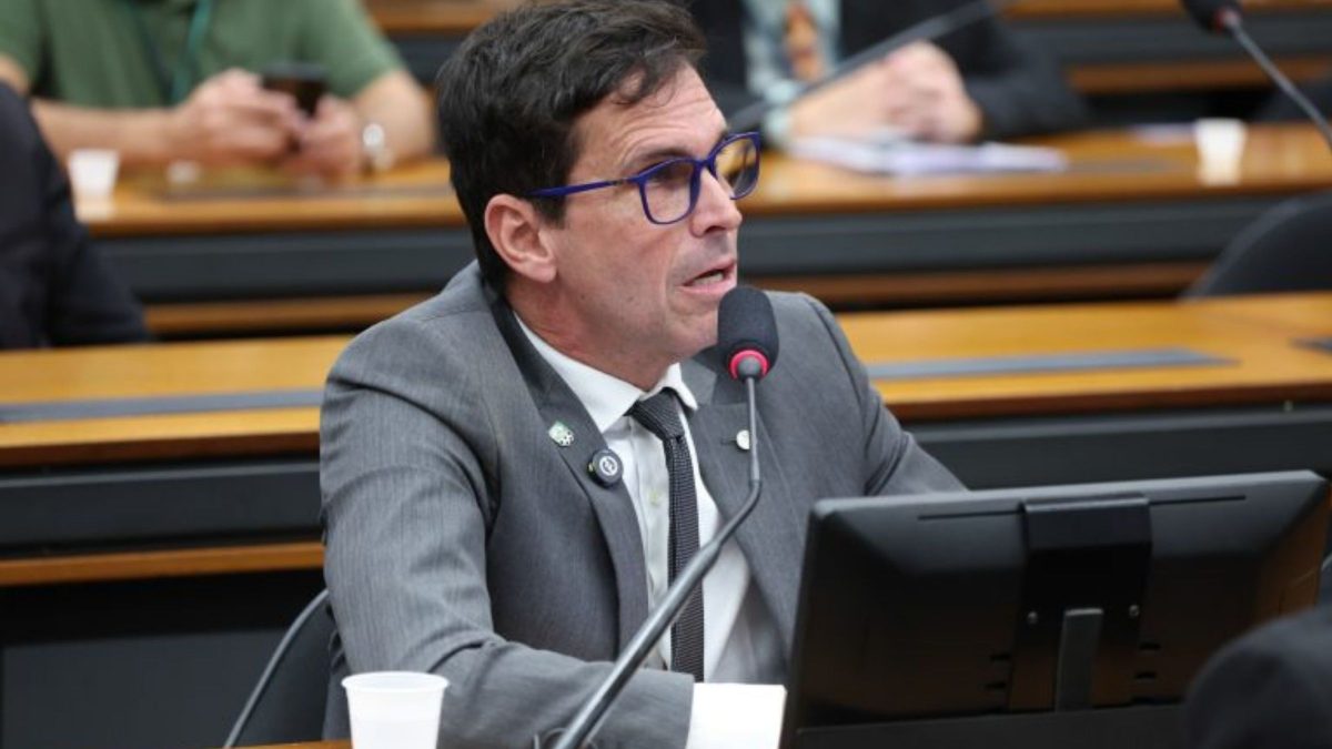 Projeto que proíbe patrocínio de sites pornográficos no esporte avança na Câmara e restringe propagandas em estádios e transmissões esportivas