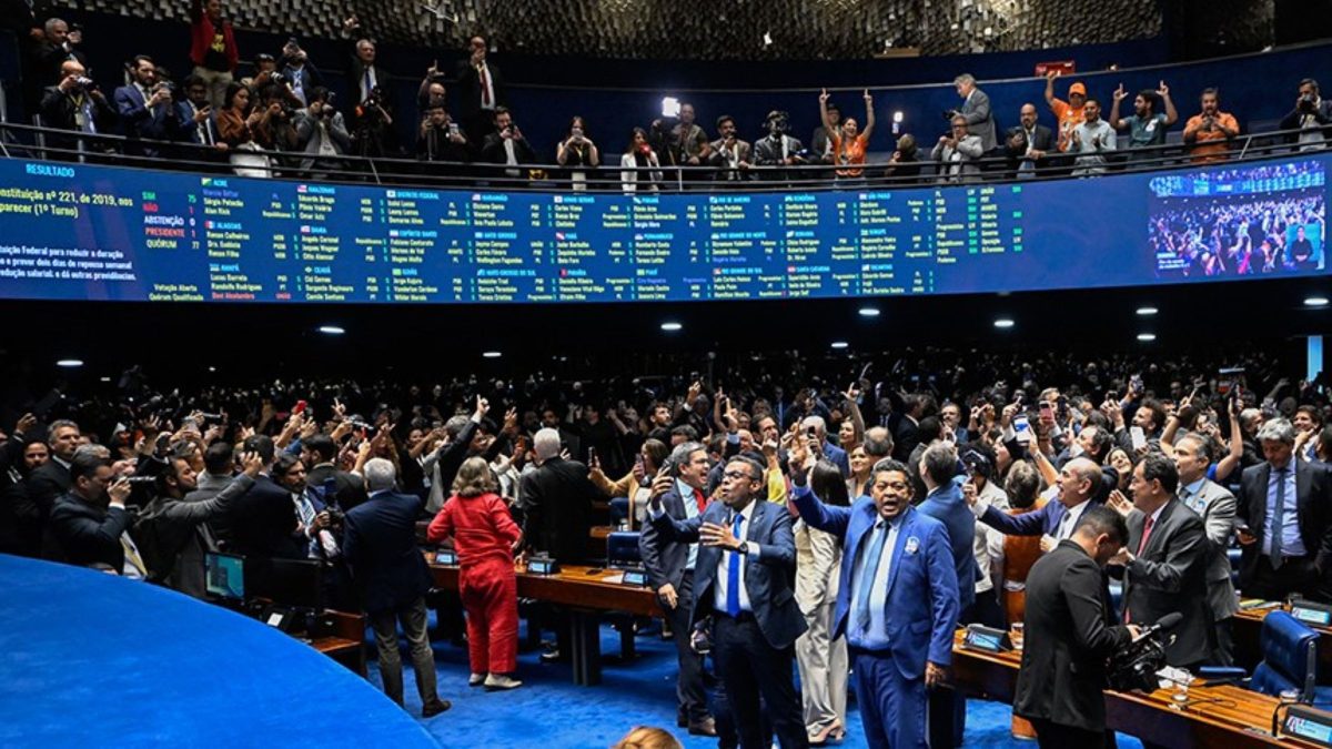 Após ceder à pressão pelo fim da escala 6×1, PL tenta dar o troco em Lula com redução da maioridade penal