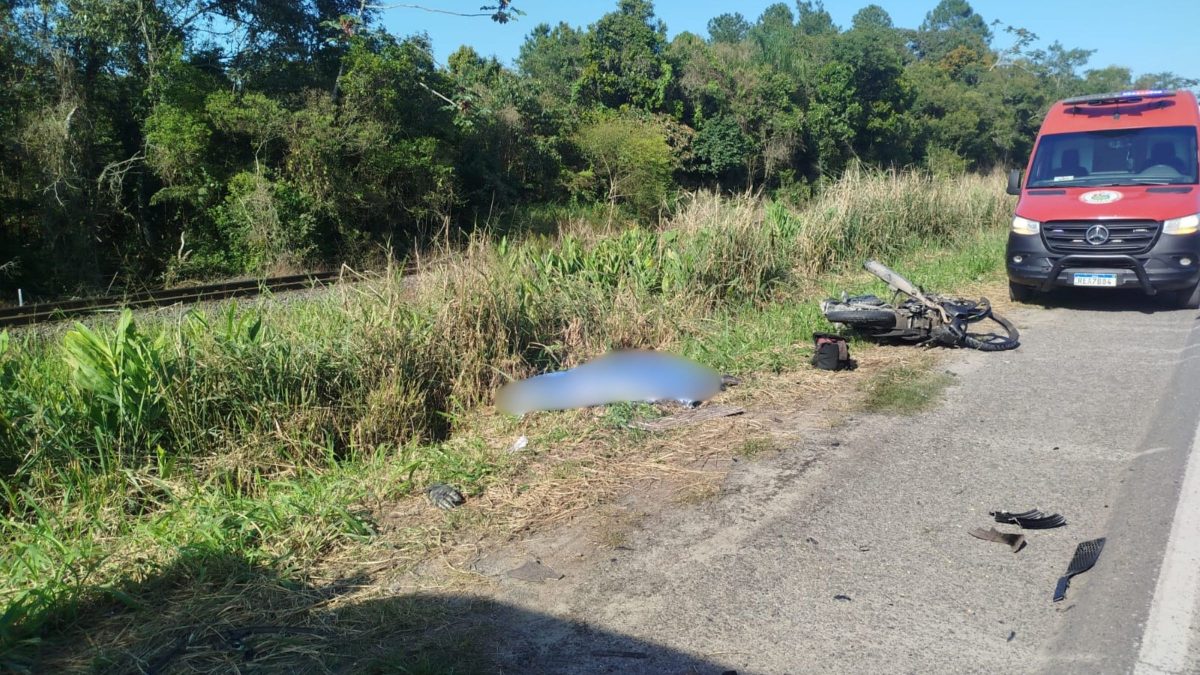 Motociclista de 36 anos morre após ser atingido por caminhão durante ultrapassagem na BR-280, em SC