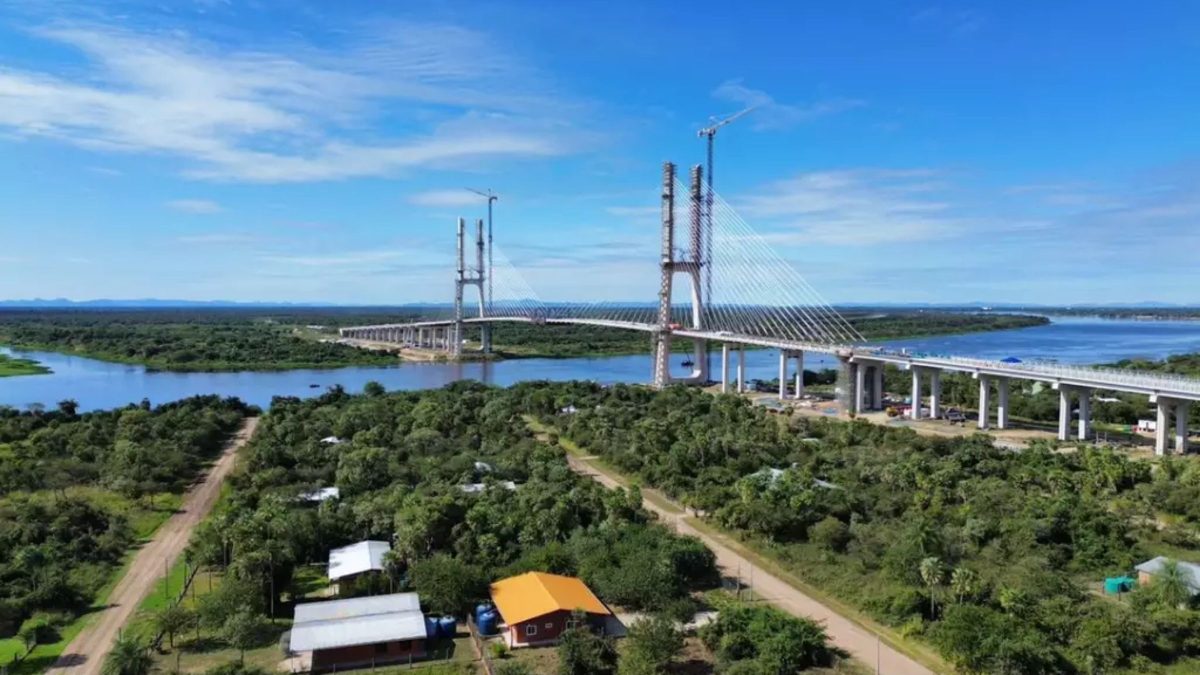 Nova ponte gigantesca que liga o Brasil ao Paraguai entra na fase final e promete encurtar em até 14 dias viagem de cargas à Ásia