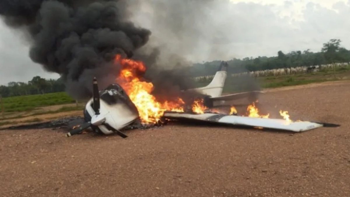 Avião suspeito vindo da Bolívia entra em território brasileiro e é interceptado pela FAB; piloto põe fogo na aeronave e desaparece em MT