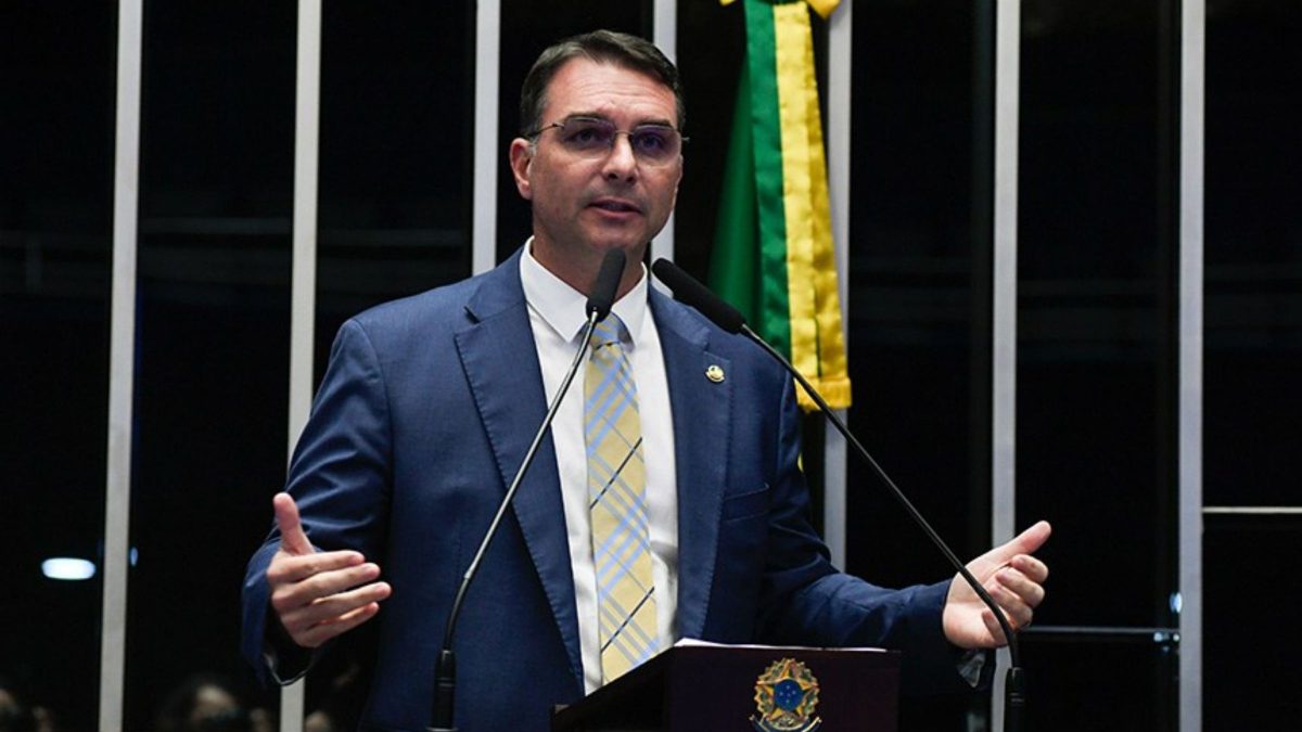 Desafiado por Lula, Flávio Bolsonaro votará pelo fim da escala 6×1 para evitar desgaste no 2º turno