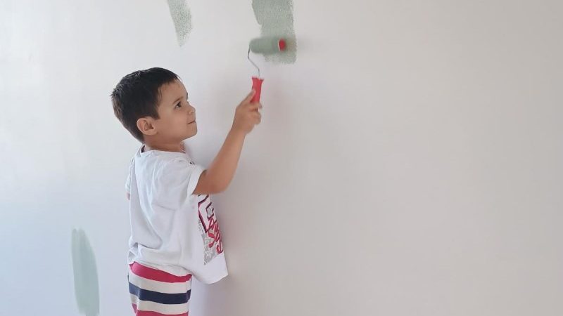 Pietro gosta de acompanhar e auxiliar na manutenção da casa, observando os consertos e colocando em prática o que aprende no dia a dia - Arquivo pessoal