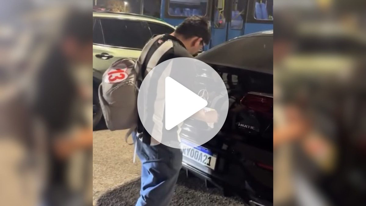 Homem é flagrado colando adesivos de Lula, sem autorização, em carros estacionados no Centro de Florianópolis