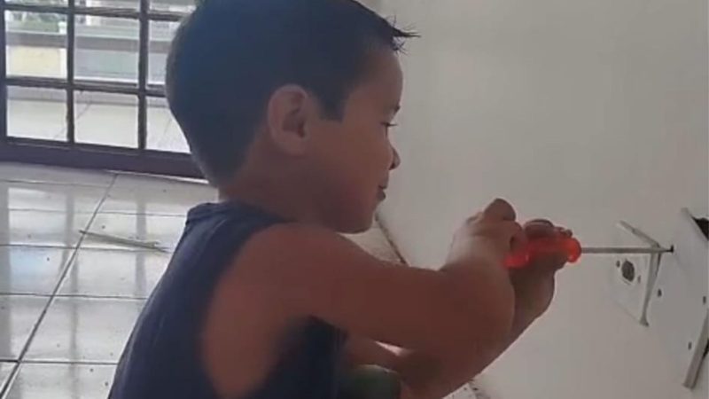 Os vídeos de Pietro montando e desmontando objetos conquistam internautas, que deixam mensagens de carinho e incentivo - Arquivo pessoal