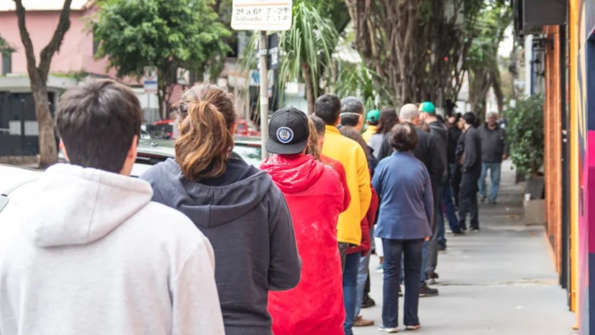 Se o mesário faltar, eleitor na fila pode ser convocado para substituí-lo de última hora?