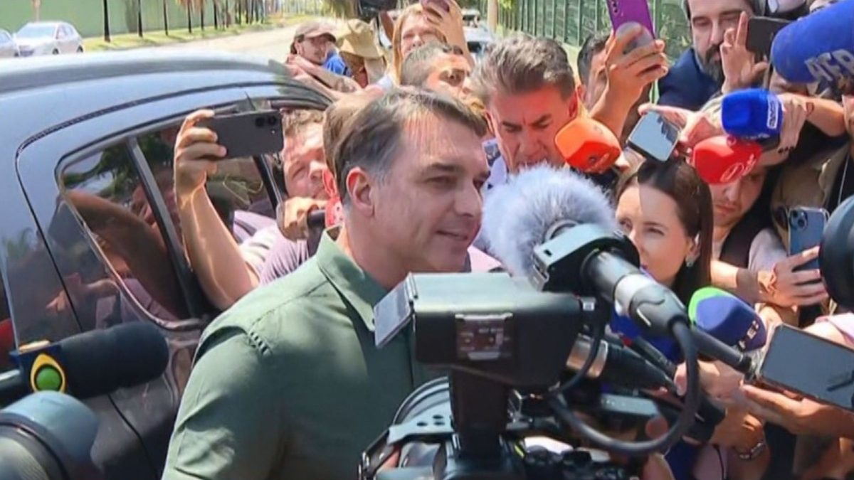 ‘Energia renovada’: Flávio reencontra Jair Bolsonaro pela primeira vez após fim de restrição do STF