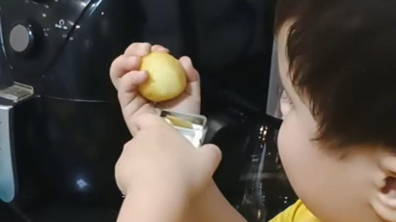 Na cozinha, o menino também gosta de ajudar a mãe nas tarefas do dia a dia, demonstrando autonomia e funcionalidade nas pequenas atividades - Arquivo pessoal