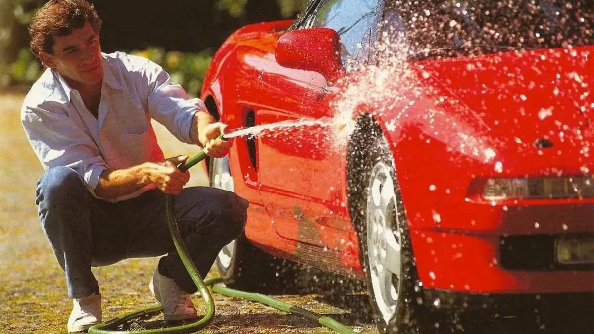 Carro de Ayrton Senna que ficou famoso em foto vai a leilão com lance estimado em R$ 5,6 milhões