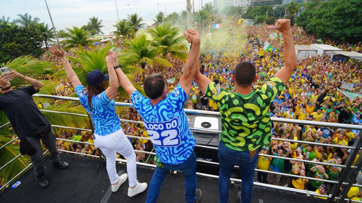 Ato de Flávio Bolsonaro em orla do Rio de Janeiro encerra campanha às vésperas do 2º turno