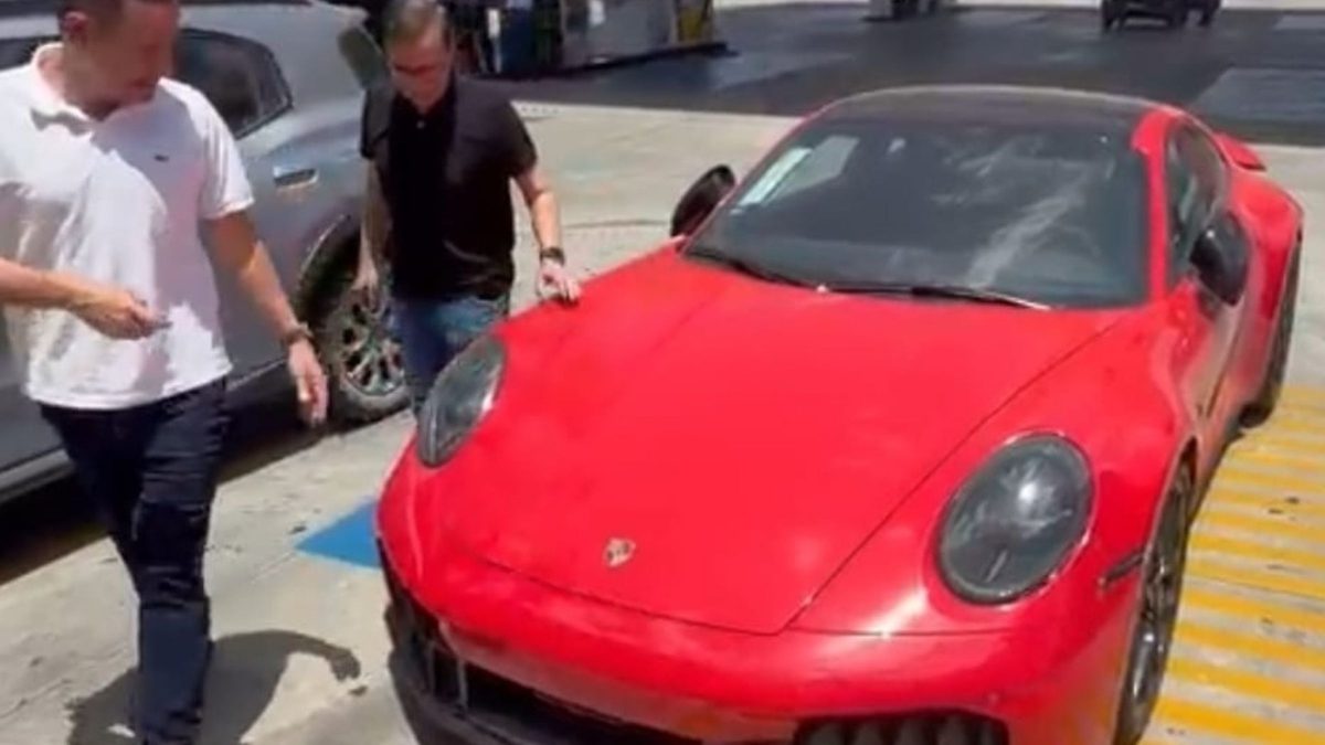 Brasileiro que apostou R$ 1,5 milhão na vitória de Lula recebe Porsche vermelho em Alagoas