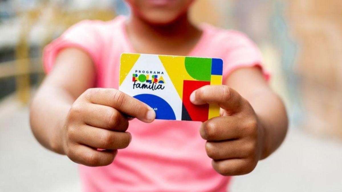 Bolsa Família: aumento de 15% poderia tirar 1,3 milhão da extrema pobreza, aponta estudo