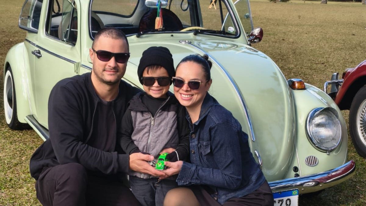 Menino autista de 4 anos aprende observando e surpreende a família ao arrumar ar-condicionado e abrir fusca: ‘Voltou a funcionar’