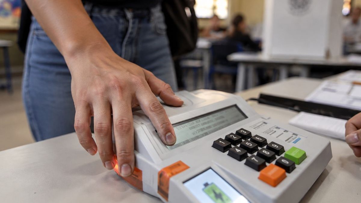 13 milhões têm prova de vida pendente no INSS, mas votar neste domingo (25) pode resolver situação - Foto