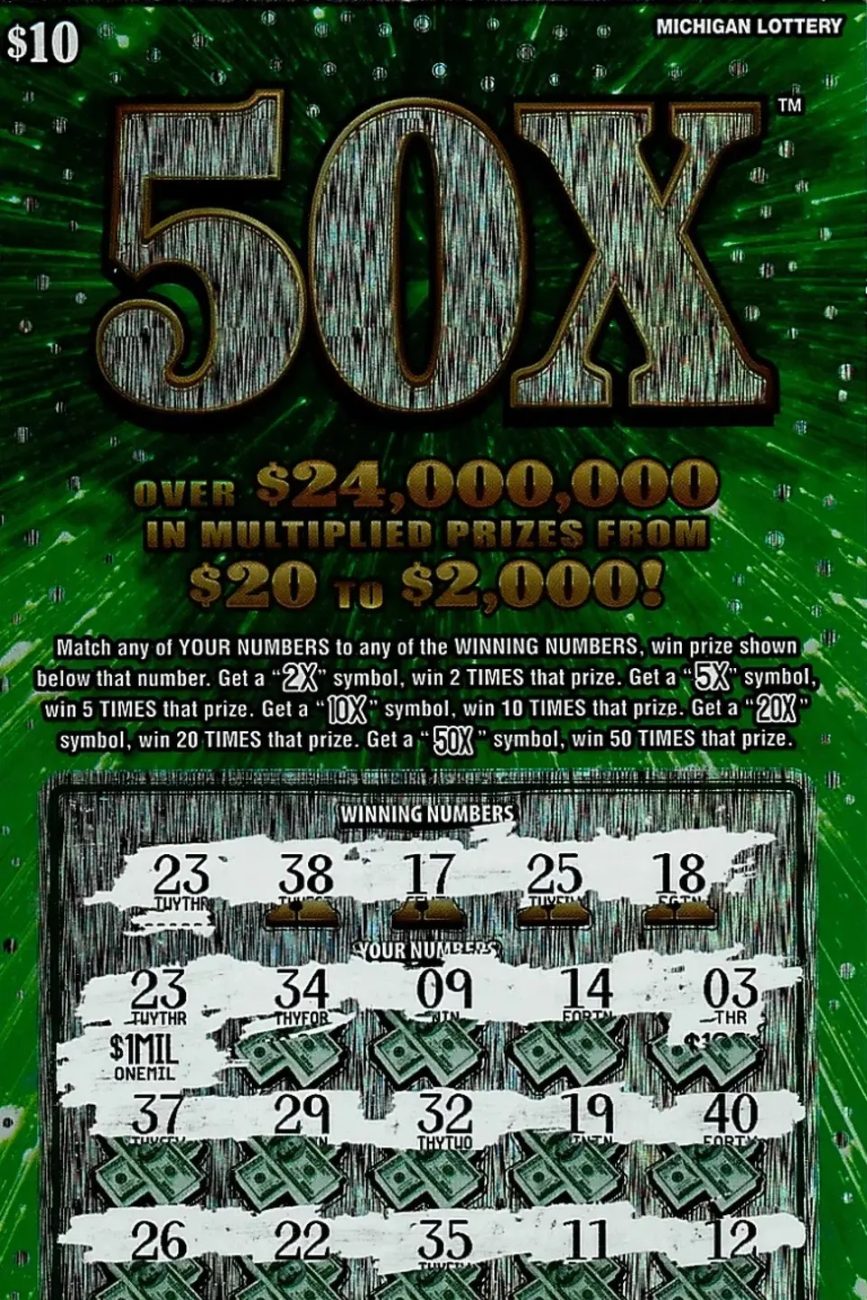 Bilhete premiado da raspadinha 50X, da Loteria de Michigan, mostra prêmio de US$ 1 milhão conquistado por mulher de 67 anos nos Estados Unidos