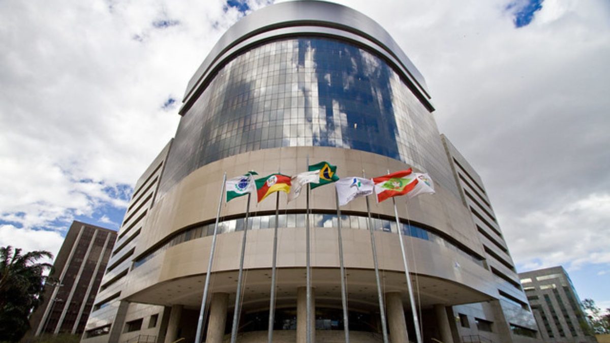 Rombo de R$ 266 milhões na Justiça Federal abre discussão sobre adiar 13º e benefícios
