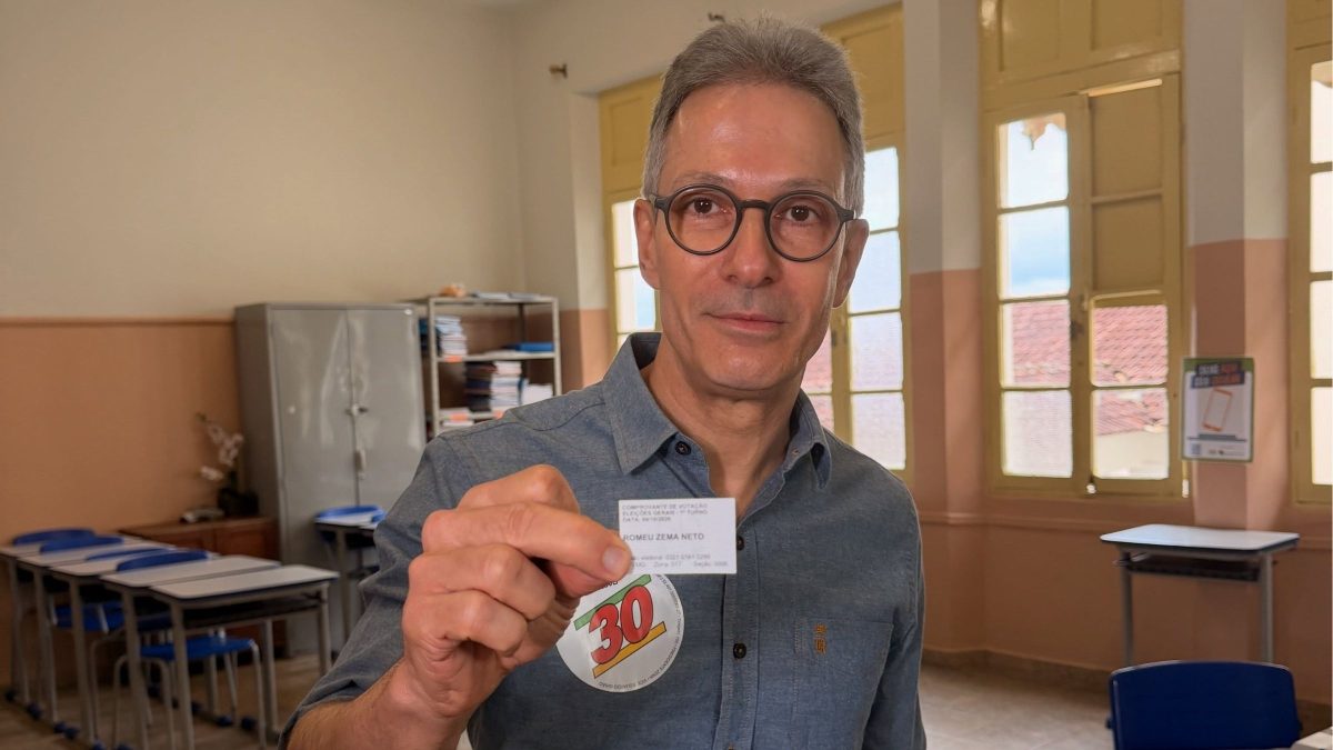 Candidato à presidência, Romeu Zema, vota em MG com o celular na mão na manhã deste domingo