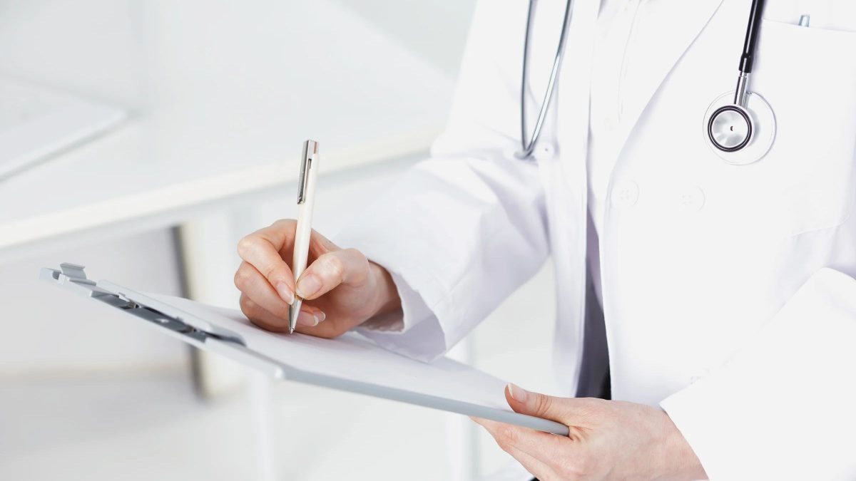 Senado aprova Enamed para estudantes de medicina; exame terá 3 etapas e será exigido para obter registro profissional