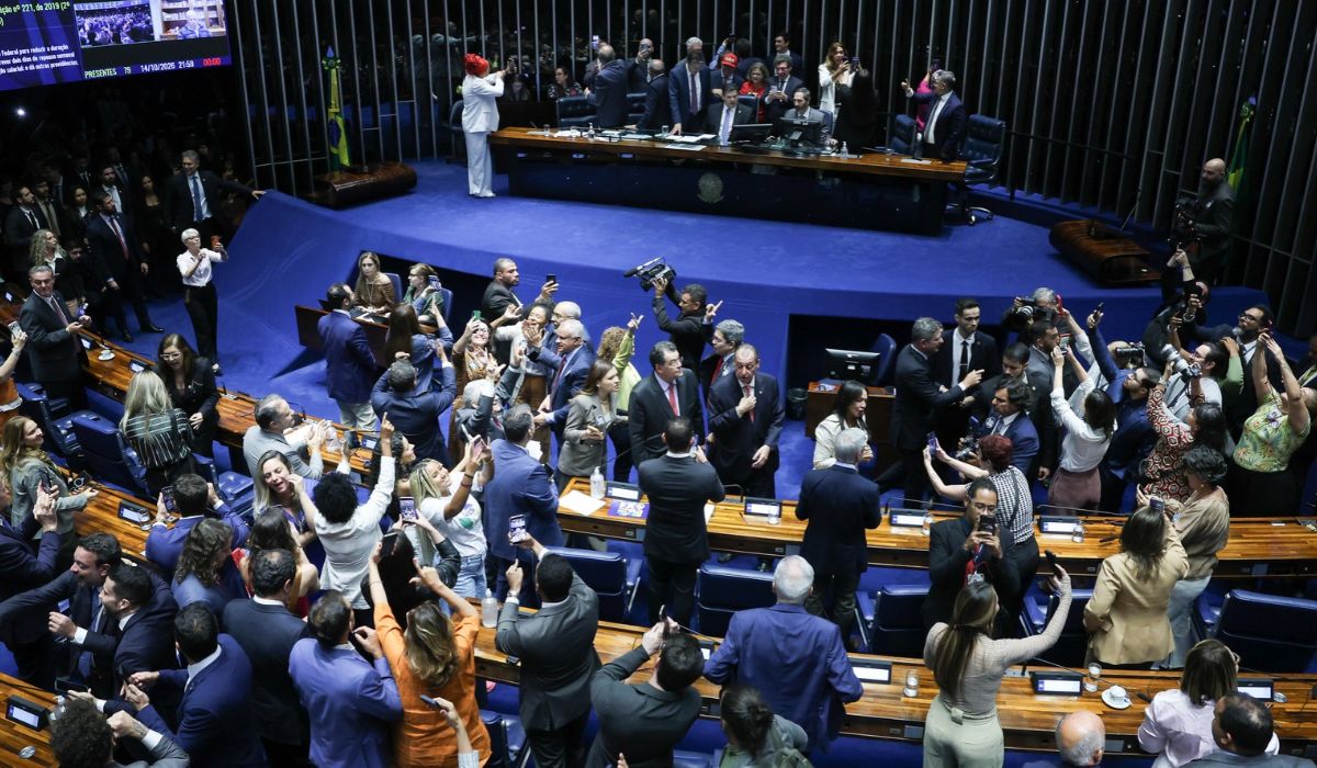 Senado aprovou o fim da escala 6×1, mas a proposta não garante folgas aos sábados e domingos e permite diferentes distribuições dos dias de descansoFoto: Lula Marques/Agência Brasil