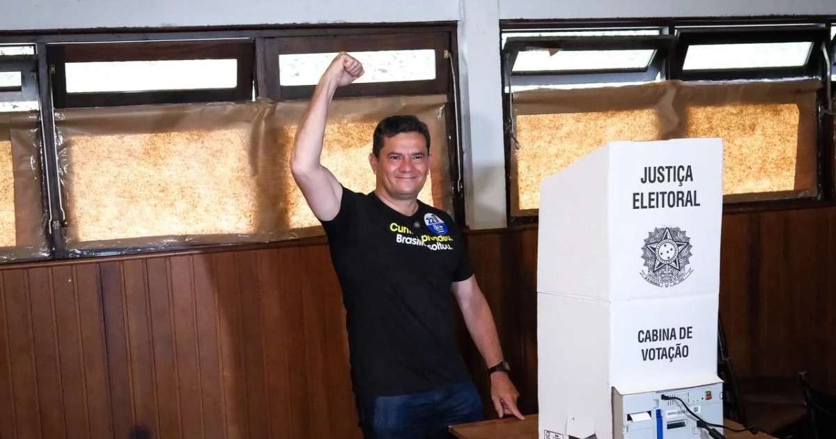 Sergio Moro vota no Paraná e aposta em vitória de Flávio Bolsonaro com vantagem superior a três pontos - Foto