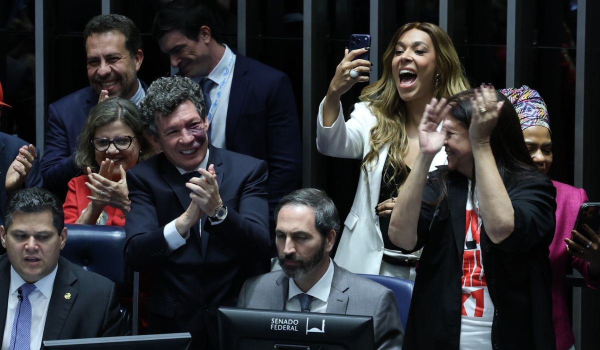 Parlamentares celebram no plenário do Senado durante a sessão que votou o fim da jornada em escala 6×1, em BrasíliaFoto: Lula Marques/Agência Brasil