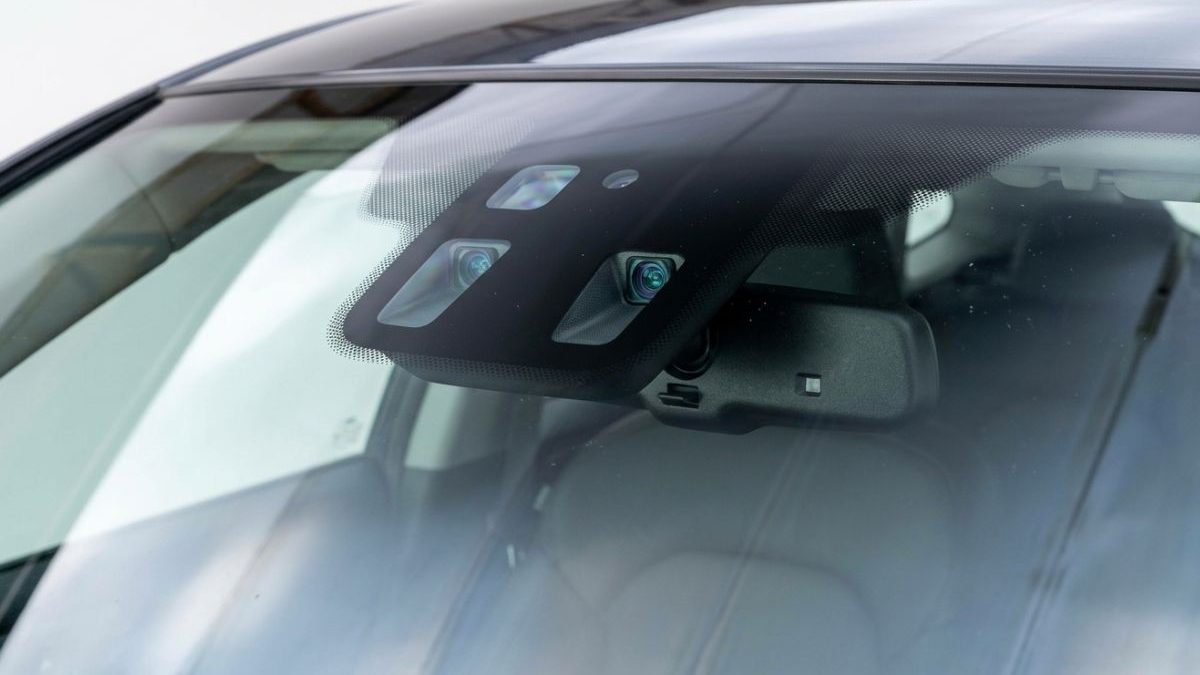 Sistemas avançados de assistência mostram que sensores em carros modernos identificam veículos escondidos ao mudar de faixa na via