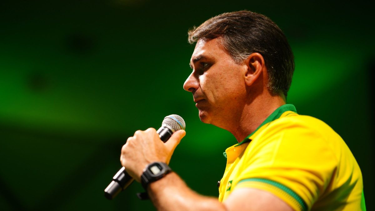 Operação da PF contra Flávio Bolsonaro teria sido cancelada após nota do STF; entenda o que aconteceu