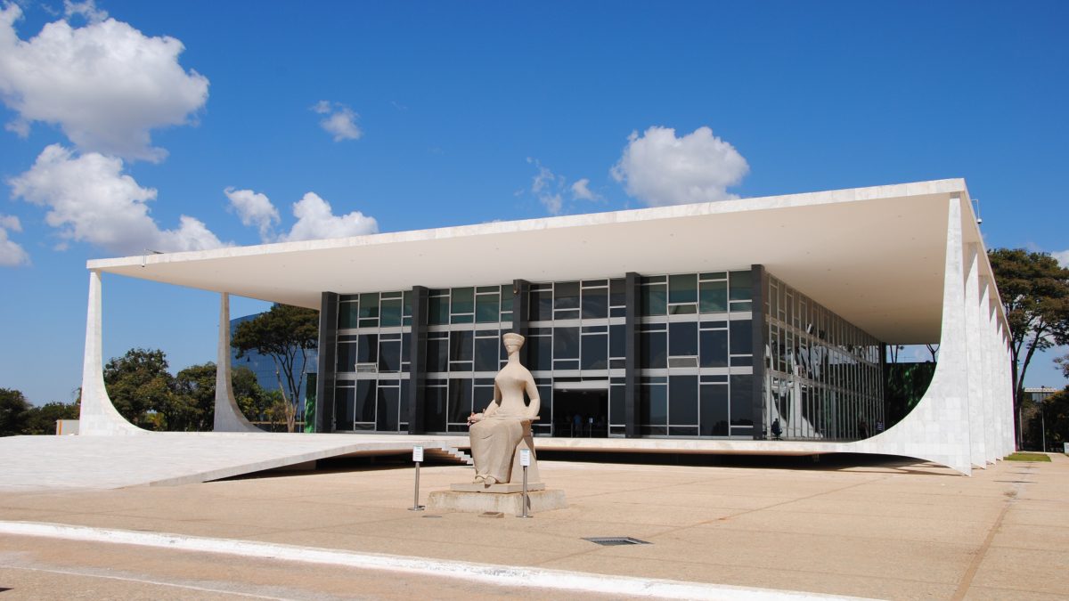 Homem tenta entrar no STF, é contido por seguranças e diz ser ‘imperador das Forças Armadas do Brasil’