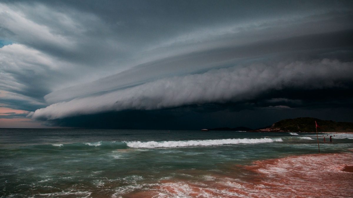 Extensa faixa de tempestades atua sobre o Brasil: frente fria provoca até 100 mm de chuva e antecipa a chegada de anticiclone, com queda nas temperaturas