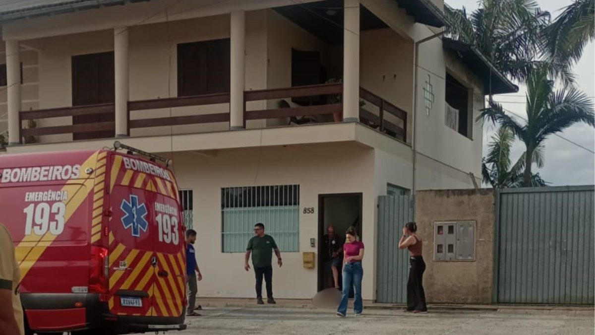 Mulher baleada na cabeça pelo próprio marido segurava neto no colo e havia sido ameaçada de morte dois dias antes do crime em SC; suspeito segue foragido - Foto