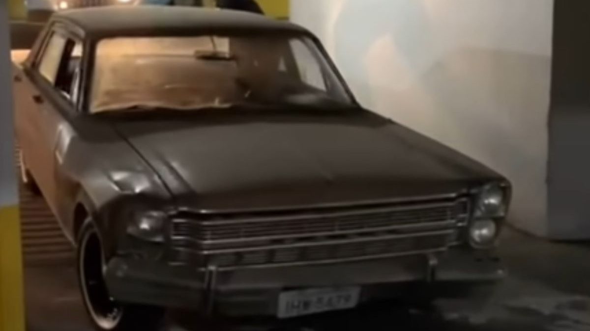 Carro de luxo fica 17 anos parado no 9º andar de prédio, mas homem encontra relíquias ao resgatá-lo