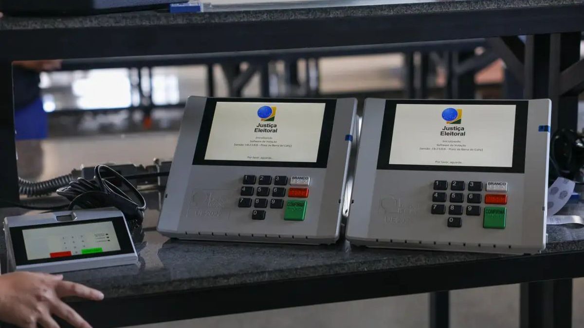 Mais de 918 mil brasileiros podem votar no exterior, e boletins de urna mostram vantagem de Flávio Bolsonaro nos dados divulgados