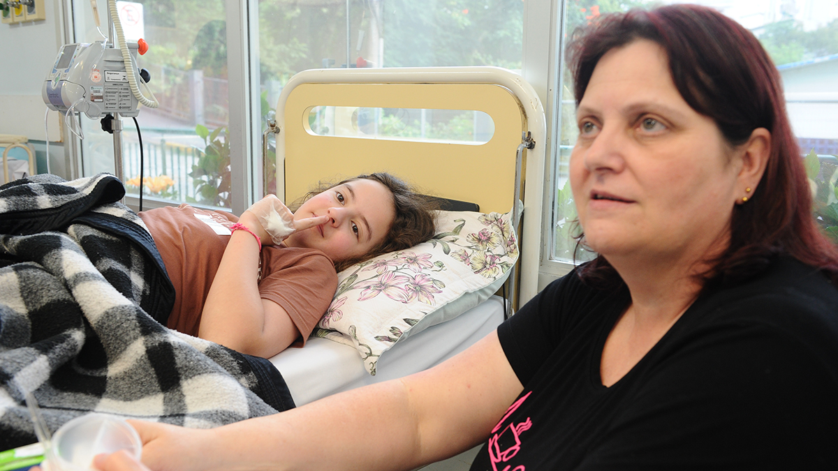 Valentina Isadora de Mello Lach, de 11 anos, com a mãe Irma de Mello LachFoto: ALAN PEDRO/ND