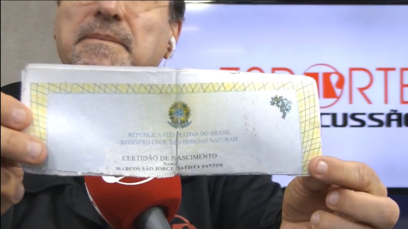 Ex-jogador mostrou certidão de casamento do filhoFoto: YouTube/Reprodução/ND Mais